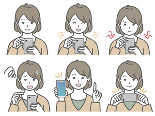 スマホを操作する中年女性