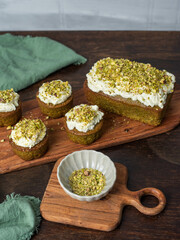 Pistazienkuchen und Cupcakes mit Frosting, Kaffeetisch Frühling
