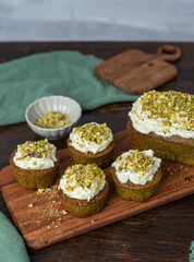 Pistazienkuchen und Cupcakes mit Frosting, Kaffeetisch Frühling