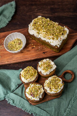 Pistazienkuchen und Cupcakes mit Frosting, Kaffeetisch Frühling