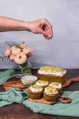Pistazienkuchen und Cupcakes mit Frosting, Kaffeetisch Frühling mit Kuchen und Blumenstrauß