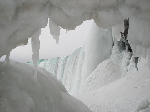 Niagara falls through icicles