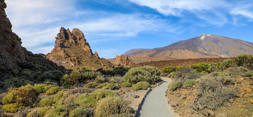 Obraz premium View of El Tiede in the distance along the Roques de Garcia Loop Trail