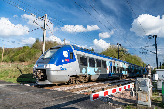 Passage de Ter sur un passage  &agrave; niveau . Ligne Sncf Paris-Rouen-Le Havre, r&eacute;gion Normandie