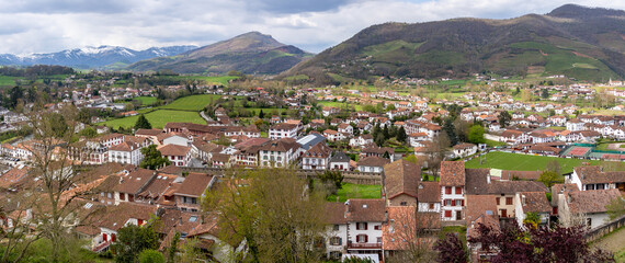 Obraz premium Vue panoramique de Saint-Jean-Pied-de-Port depuis la citadelle, Pays Basque