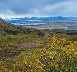 Obraz premium Beautiful autumn view from Mulagljufur Canyon to Fjallsarlon glacier with Breidarlon ice lagoon, Iceland. Not far from Ring Road and at the south end of Vatnajokull icecap and Oraefajokull volcano.