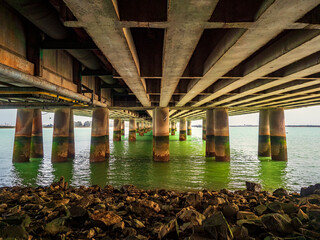 Columnas de hormigón en un puente sobre la ría de Huelva