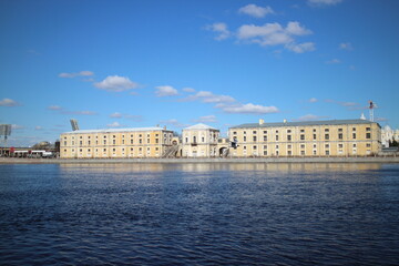 Obraz premium Big old building on the river bank in the city