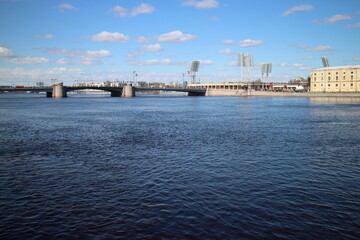 Naklejka premium Drawbridge on a large river on a sunny day