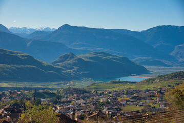 Fototapeta na wymiar Blick auf Kaltern und den Kalterer See in Südtirol