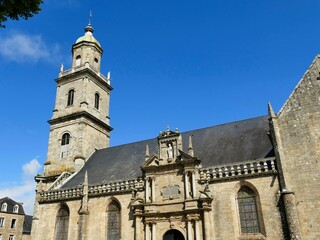 Façade latérale et clocher de l’église Saint-Gildas à Auray