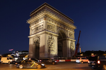 Fototapeta na wymiar Dismantling work of a temporary art installation on the Arc de Triomphe in Paris