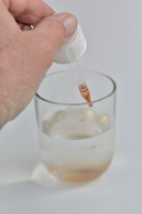 Flacon doseur avec bouchon pipette