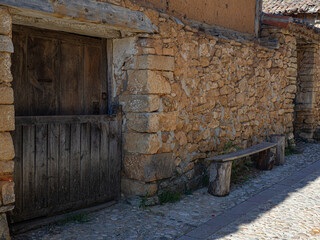 Vistas de la puerta de una casa de arquitectura medieval de madera,  en el pueblo de Calatañazor en España, provincia de Soria, en el verano de 2021