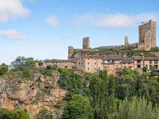 Fototapeta na wymiar Preciosas vistas de las ruinas del castillo de Calatañazor en Soria, rodeado de naturaleza verde con cielo azul y nubes en España, verano de 2021
