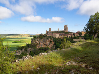 Fototapeta na wymiar Vistas del paisaje natural verde y azul, con las ruinas del castillo y la muralla de Calatañazor al fondo, en Soria España, verano de 2021
