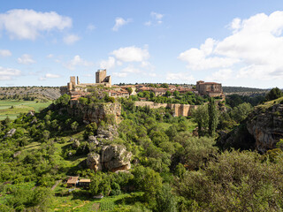 Vistas del paisaje natural con las ruinas del castillo y la muralla de Calatañazor al fondo, en Soria España, verano de 2021