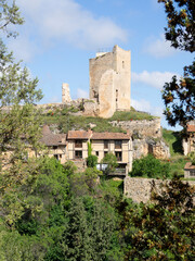 Vistas de la torre delas  ruinas del castillo de Calatañazor en Soria España, verano de 2021