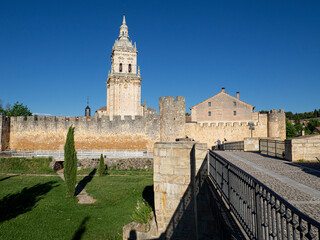Obraz premium Vistas del campanario de la iglesia en el pueblo del Burgo de Osma en Soria, España, verano de 2021
