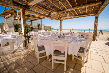 南フランスサントロペのビーチレストランのピンクと白のテーブルカバーをした可愛いテラス席
