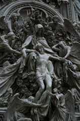 Fototapeta premium Particolari del portone del duomo di milano e della struttura architettonica