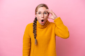 Young caucasian woman isolated on pink background has realized something and intending the solution