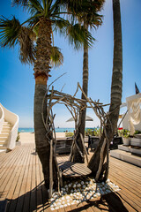 南フランス・サントロペのビーチレストランのプールサイドにあるハンドメイドのシャワー