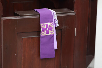 Konfesjonał przygotowany do spowiedzi świętej w kościele podczas świąt.