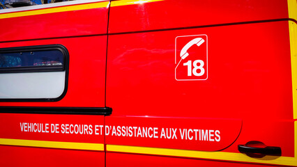 vue du numéro d'urgence des pompiers Français sur un camion 