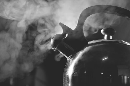 Pava en ebullici&oacute;n con vapor en blanco y negro