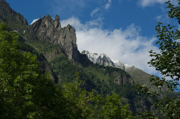 Montagna con cielo azzurro 