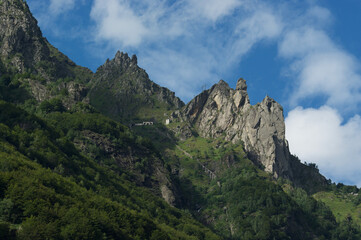 Montagna con cielo azzurro 