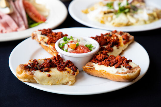 Molletes con chorizo