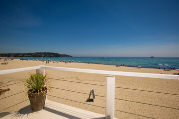 南フランス・サントロペのビーチレストランの前のビーチ