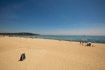 南フランス・サントロペのビーチレストランの前のビーチ