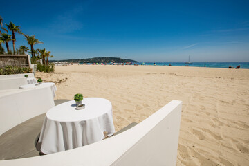 南フランス・サントロペのビーチレストランのビーチサイドの白いテーブル