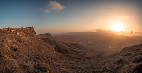 Fototapete Kanarische Inseln Sonnenuntergang mit schönen warmen Farben in den Bergen der Kanareninsel Fuerteventura