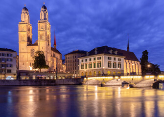 Fototapeta na wymiar Zurich. View of the city embankment and the church Grossmunster at sunset.