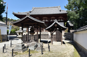 当麻寺　石灯篭と金堂　奈良県葛城市