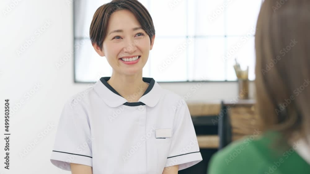 Aufkleber 説明する女性　看護師　エステティシャン　インタビュー