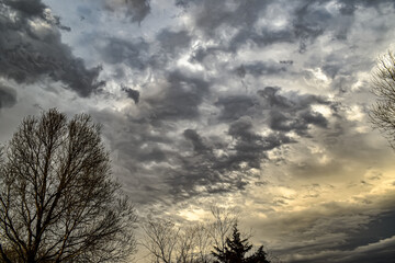 Fototapeta premium Dramatic cloudy skies around sunset