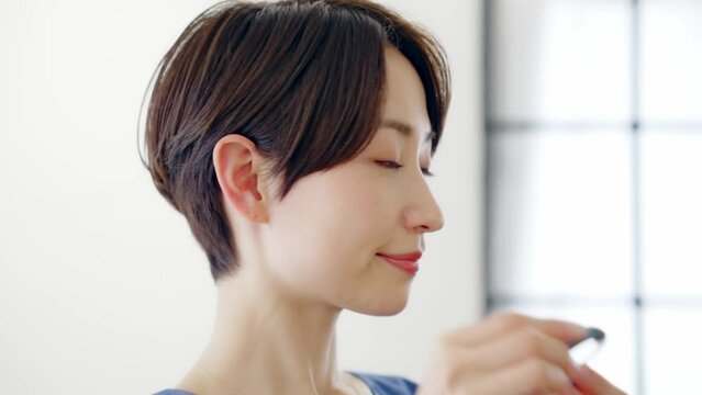 補聴器を装着する女性