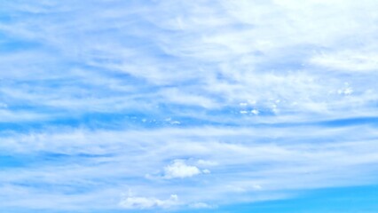 空 流れる雲が爽やかな雲多めの空