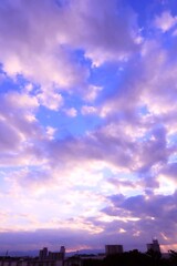 空 夕暮れ時の夕日に照らされる雲が美しい空の背景 縦