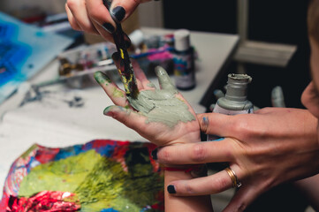 Obraz premium child in preschool paints his hand