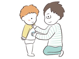 子供に保湿を塗る笑顔のお父さん