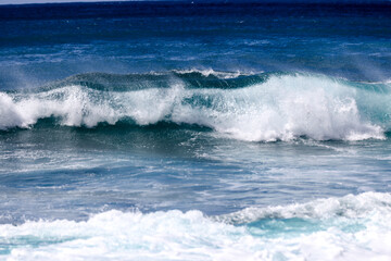 Fototapeta premium Waves crashing along Sunset Beach on Oahu