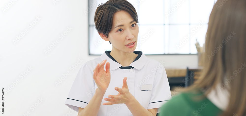Aufkleber 説明する女性　看護師　エステティシャン　インタビュー