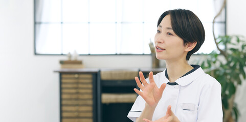 Fototapeta premium 説明する女性 看護師 エステティシャン インタビュー