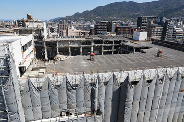 パワーショベルによるビル解体工事現場